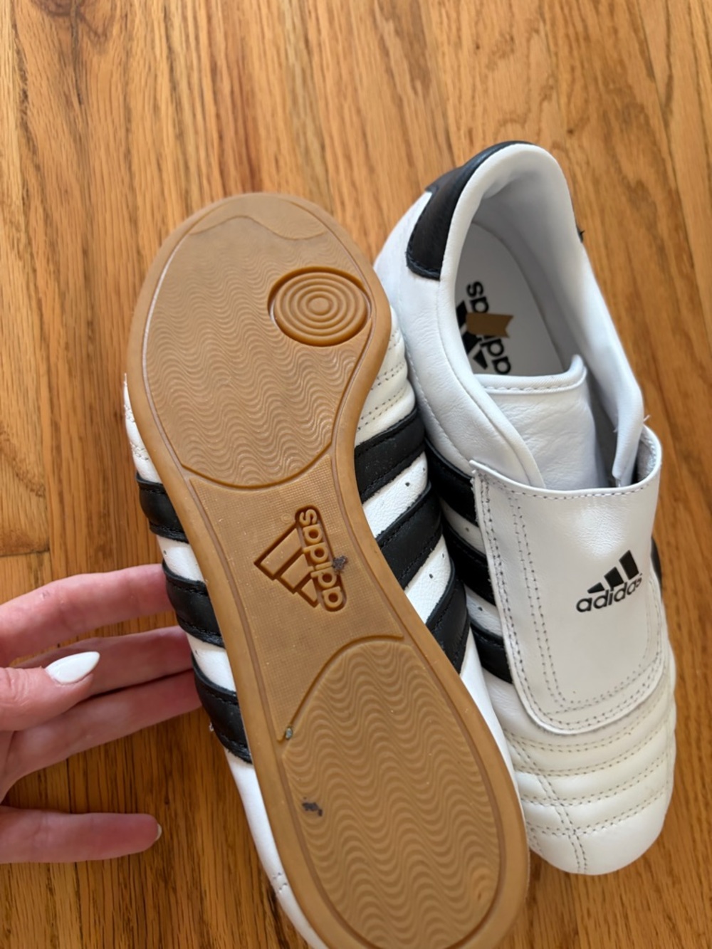 adidas White & Black Athletic Trainers barely used maybe twice.Fits women 36 EUR - Picture 3 of 5